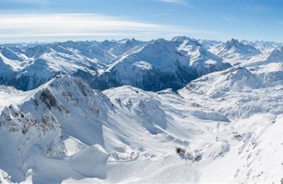 Vedere panoramică asupra Munților Alpi