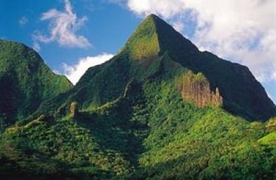 Peisaj montan în Moorea Peisaj montan în Moorea