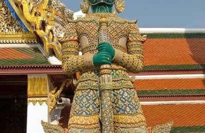 Gigant păzind intrarea în templu